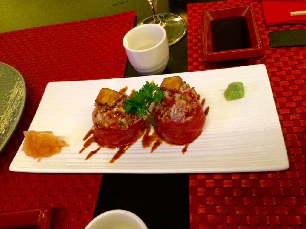 Niguiris og tuna and foie - japanese food in barcelona